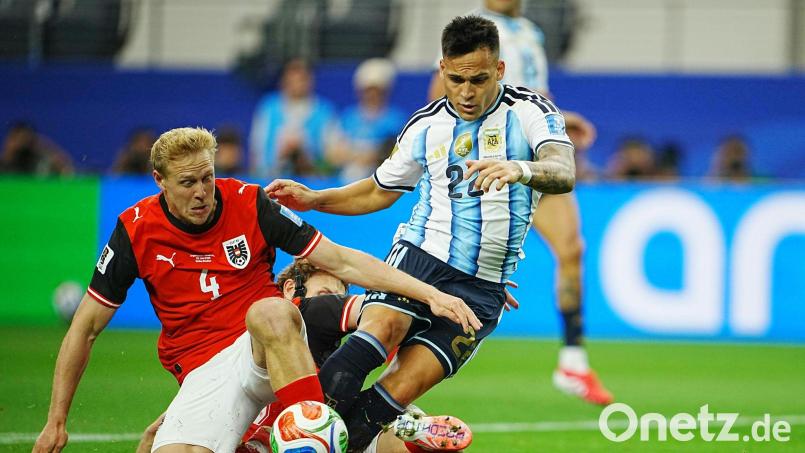 Spielt wohl bald in England: Österreichs Nationalspieler Xaver Schlager (l). (Archivbild) Bild: Georg Hochmuth/APA/dpa
