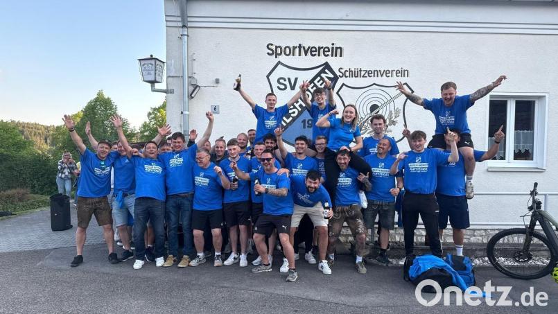 Bei der Aufstiegsfeier ließen es die Kicker des SV Vilshofen richtig krachen. Bild: Schneider/privat