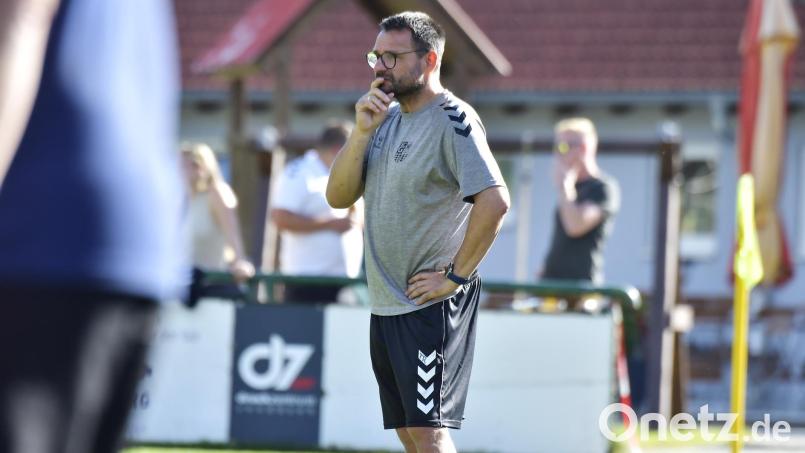 Was hat sich Thomas Roth (hier noch Coach von Germania Amberg) als neuer Trainer des FC Schmidgaden überlegt? Am Freitag beim Auftaktspiel beim SV Kemnath am Buchberg wird man es wissen. Bild: Hubert Ziegler