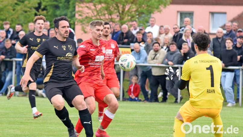 Zum Saisonstart in der Kreisliga 2 empfängt der TSV Waldershof am Sonntag den FC Tirschenreuth. Am 21. Mai (Szene) standen sich beide Teams im ersten Relegationsspiel zur Bezirksliga gegenüber. Waldershof (rote Trikots) gewann die Partie in Mitterteich mit 2:0, stieg später aber ab. Archivbild: Rudi Gebert