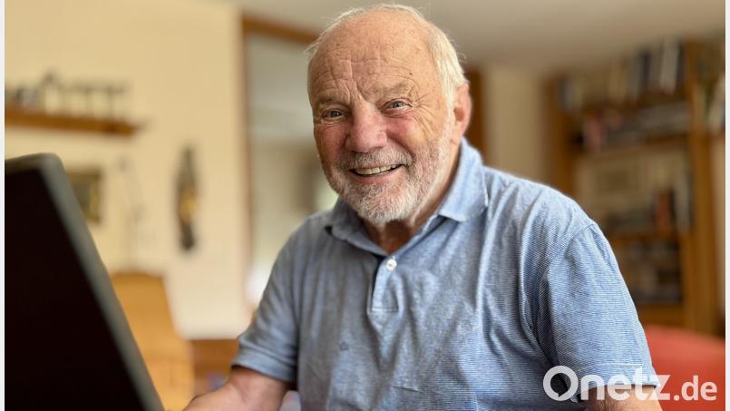 Dieter Radl an seinem Schreibtisch in seiner Wohnung in Sulzbach-Rosenberg. Bild: upl