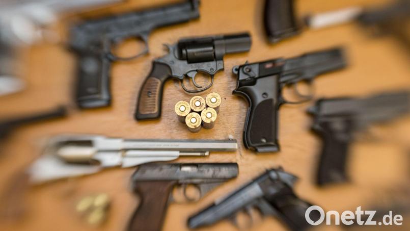 Pistolen, Revolver und Munition: Wer bei einer Haushaltsauflösung derartiges findet, sollte extrem vorsichtig sein, wenn er sich nicht auskennt oder keine Berechtigung dafür hat. Wer es einfach ins Auto packt und zur Polizei fährt, verstößt ohne waffenrechtliche Erlaubnis bereits gegen das Waffengesetz. Symbolbild: Friso Gentsch/dpar