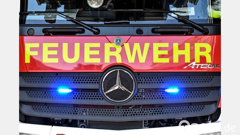 Die Feuerwehr befreite das Ehepaar nach dem Unfall aus dem Auto. (Symbolbild) Bild: Uli Deck/dpa
