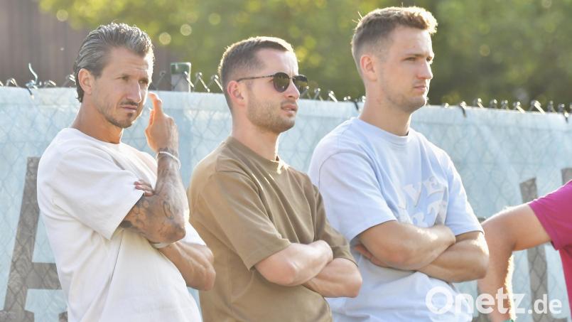 Zaungäste: SpVgg-SV-Trainer Michael Riester (links) nutzte am Mittwoch die Gelegenheit, um die DJK Ammerthal bei deren 1:0-Saisonauftaktsieg gegen den ASV Neumarkt zu beobachten. Mit dabei waren die Weidener Spieler Moritz Zeitler (Mitte) und Stefan Pühler. Bild: Hubert Ziegler
