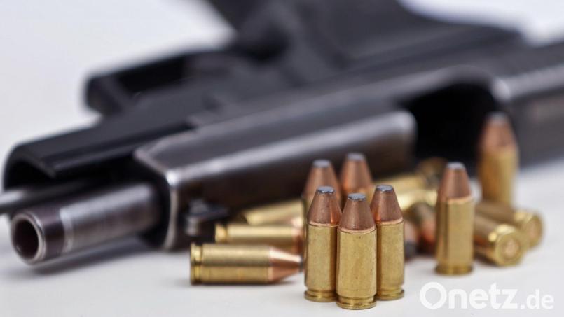 Unerlaubte Schusswaffen und jede Menge Munition, darunter eine Großkaliber-Flakpatrone, fanden Polizeibeamte im August 2025 in der Wohnung eines Rentners aus dem östlichen Landkreis Tirschenreuth. Jetzt musste sich der Mann vor Gericht verantworten. Symbolbild: David Young/dpa