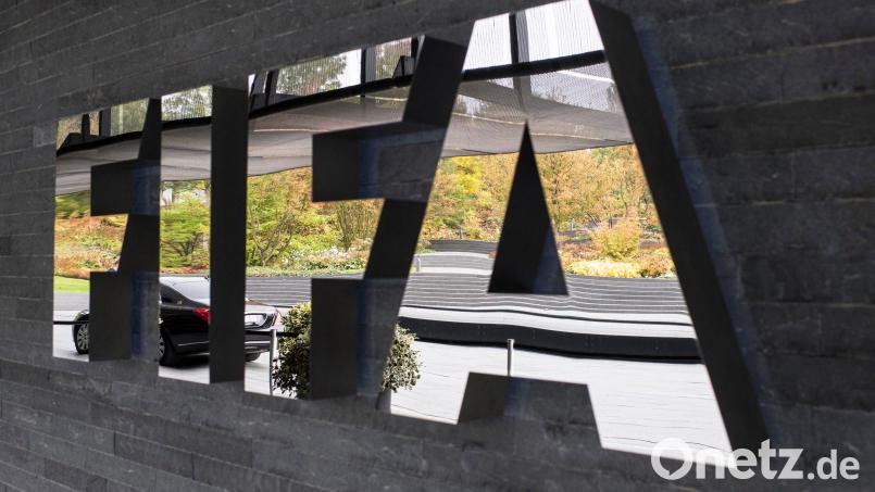 Mit einem Reglement macht der Fußball-Weltverband FIFA Vorgaben für die Tätigkeit von Spielervermittlern. (Archivbild) Bild: Ennio Leanza/epa/dpa