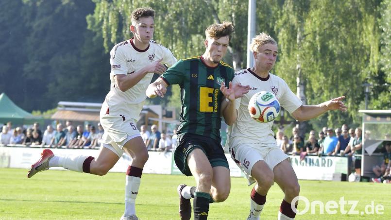 Tim Baierlein (Mitte) im Ammerthaler Trikot am Mittwoch beim 1:0.Sieg gegen den ASV Neumarkt. Bild: Hubert Ziegler