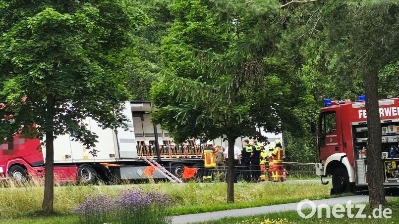 Ein mit Munition beladener Lkw rutschte auf der B 299 in den Graben. Die Bergung dauerte fast den ganzen Tag. Auch die Gefahrgut-Experten von der Verkehrspolizei Amberg waren vor Ort. Bild: Jürgen Masching