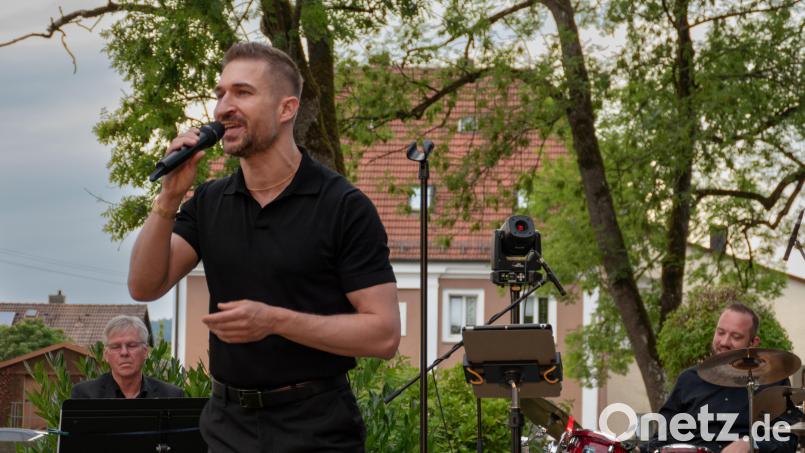 Der Pleysteiner Christoph Baierl gibt wieder ein Sommerkonzert in der Parkanlage am Stadtweiher. Bild: Beate Kidd