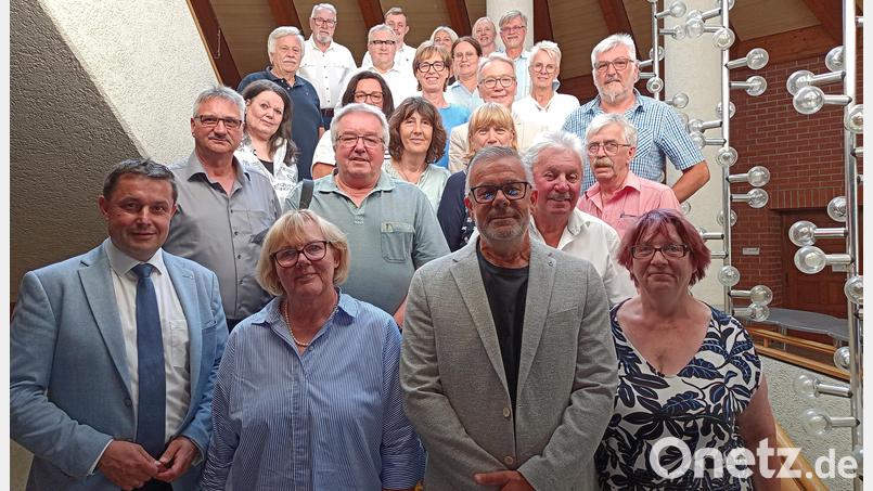 Der neue Seniorenbeirat in Weiden hat sich konstituiert. Zur Vorsitzenden wurde Dr. Irina Kern (vorne, Zweite von links) gewählt, ihr Stellvertreter ist Dr. Oliver Enders (vorne, Dritter von links). Dem Beirat gehören neben dem Oberbürgermeister insgesamt zehn gewählte Senioren, jeweils ein Vertreter der Stadtratsfraktionen und zwei Vertreter der Altenhilfe an. Bild: Hladik