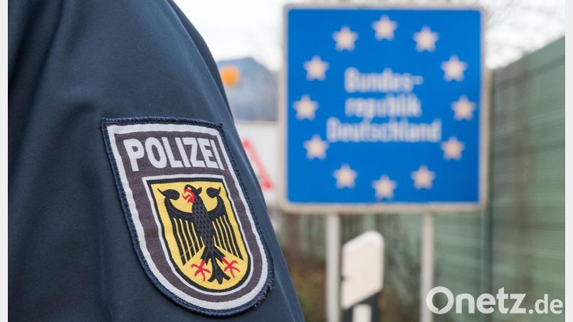 Beamte der Bundespolizeiinspektion Waidhaus vollstreckten in der Nacht zum Donnerstag (16. Juli) bei den Grenzkontrollen an der A6 zwei Haftbefehle. Symbolbild: Bundespolizei