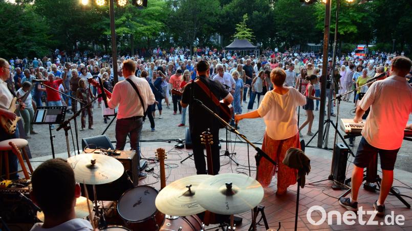 Die Band "Lower Market" spielte im Pavillon des Max-Reger-Parks beliebte Rock- und Popklassiker vor den tanzenden Gästen. Bild: Helmut Kunz