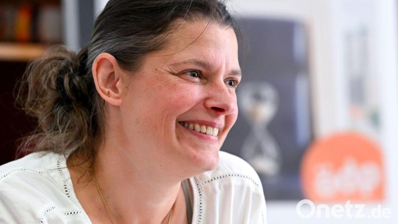 Agnes Becker wirbt für das Volksbegehren zur Amtszeitbegrenzung. Bild: Sven Hoppe/dpa