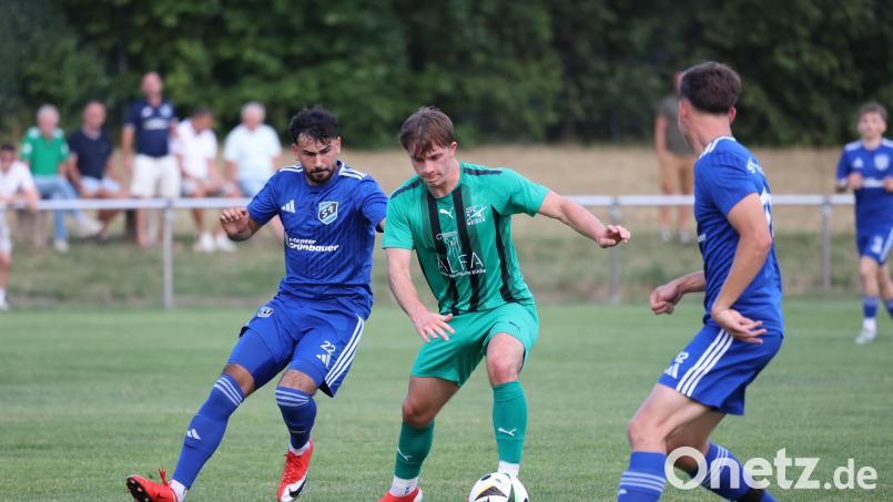 Jonas Zeiler (Mitte) vom FC Weiden-Ost im Duell mit dem Etzenrichter Deniz Bock. Bild: Dieter Jäschke