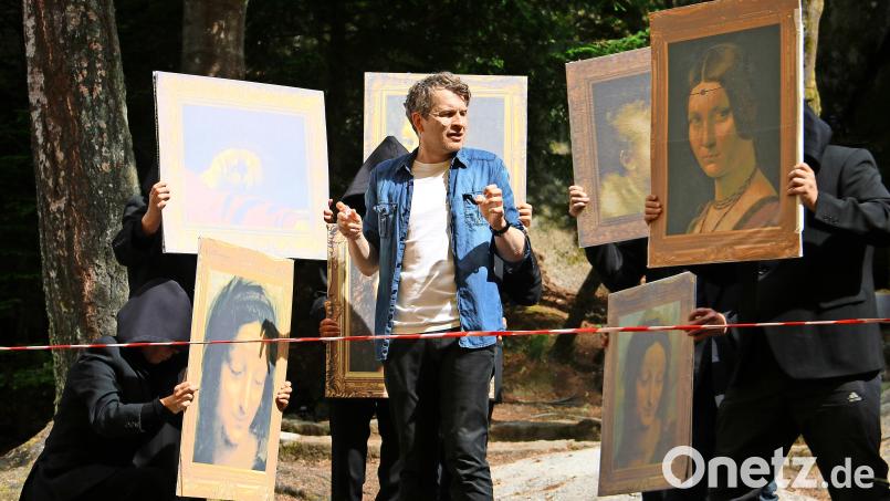 Mehr als 80 Millionen Leser weltweit erreichte Dan Brown mit seinem Roman "Sakrileg (The Da Vinci Code)". Sebastian Kaufmane spielt die männliche Hauptrolle in der Luisenburg-Inszenierung des Stoffs. Es geht um eine große Verschwörung. Am Sonntag, 21. Juni, ist Premiere. Bild: Andrea Herdegen