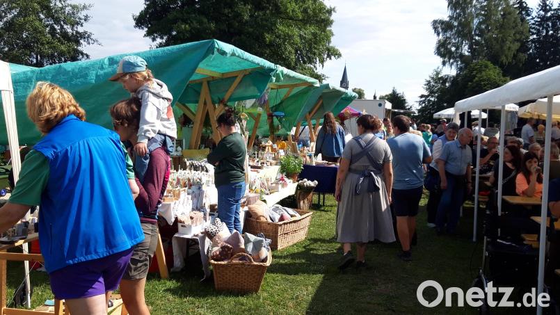 In den Budenstraßen herrschte reger Betrieb. Links der Stand des Natur- und Kräuterdorfverins Nagel mit einem reichhaltigen Angebot, rechts ein kleines Bierzelt zum Verweilen. Bild: Wolfgang Kraus