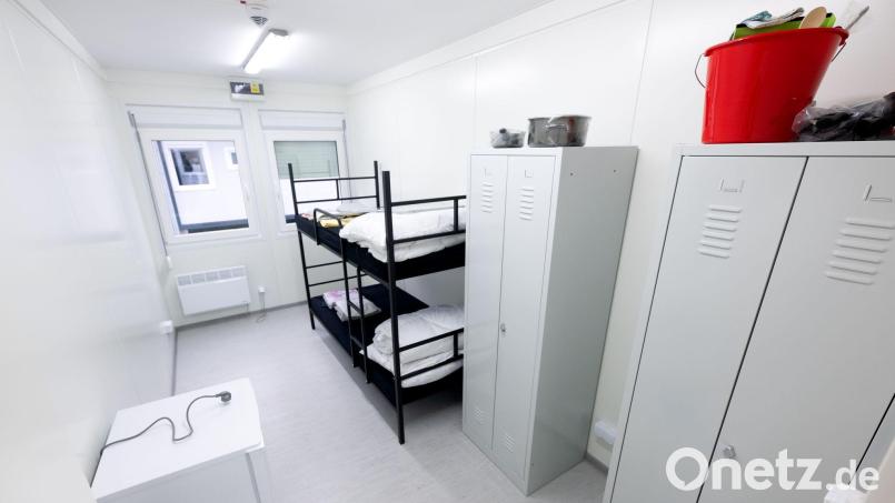 Bayern will besonders Unterkünfte in Hotels oder Notunterkünften abbauen. (Symbolbild) Bild: Sven Hoppe/dpa