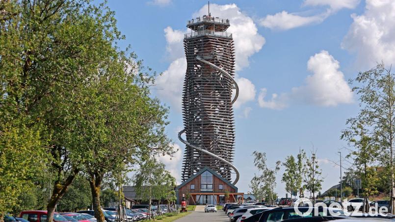 Blick auf den Harzturm am Torfhaus. Bild: Matthias Bein/dpa