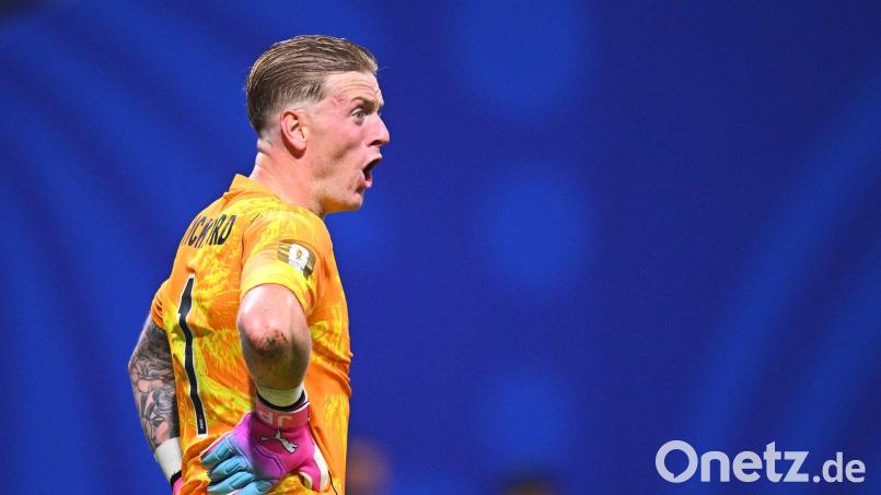 Englands Nationaltorhüter Jordan Pickford hatte umsonst einen Spickzettel fürs Elfmeterschießen vorbereitet. Bild: Tom Weller/dpa