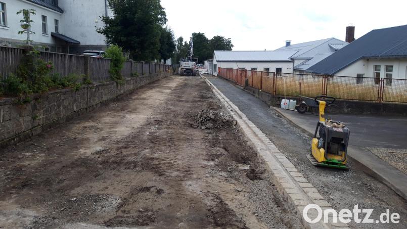 Für rund 40.000 Euro wird die Schulstraße unterhalb der Grundschule Fichtelberg saniert. Nach Beendigung der Baumaßnahme wird mit dem langersehnten Ausbau der Gablonzer Straße in der Ortsmitte begonnen. Bild: wkr