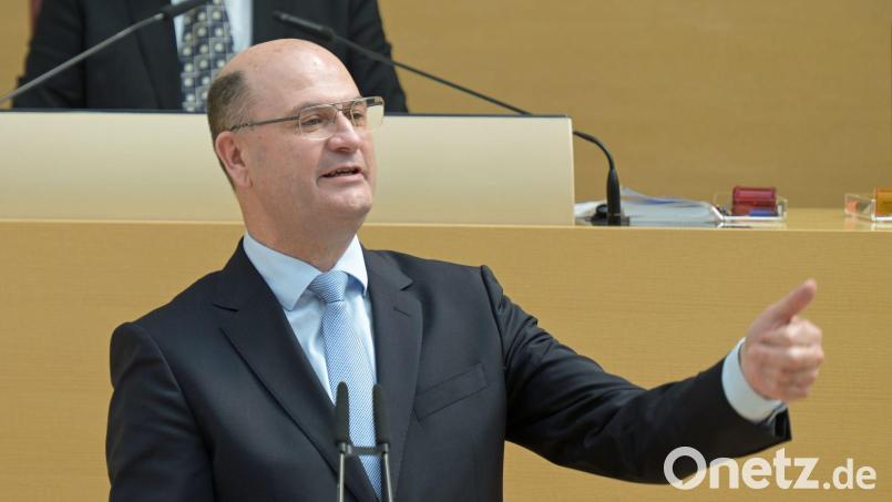 Der Berliner Aktionsplan gegen Steuerbetrug stößt bei Bayerns Finanzminister Füracker auf wenig Applaus. Er fordert eine Zusammenarbeit von Bund und Ländern auf Augenhöhe. (Archivbild) Bild: Malin Wunderlich/dpa