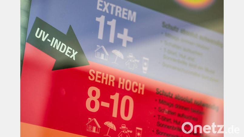 UV-Index-Tafeln informieren über den richtigen Sonnenschutz. (Archivbild) Bild: Thomas Banneyer/dpa