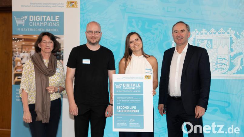 Lisa Samhammers (zweite von rechts) Unternehmen Second Life Fashion GmbH wurde beim Wettbewerb „Digitale Champions im bayerischen Handel 2026“ ausgezeichnet. Bayerns Wirtschaftsminister Huber Aiwanger (rechts) übergab die Urkunde an die Preisträgerinnen und Preisträger. Bild: Wirtschaftsministerium/Bastian Brummer
