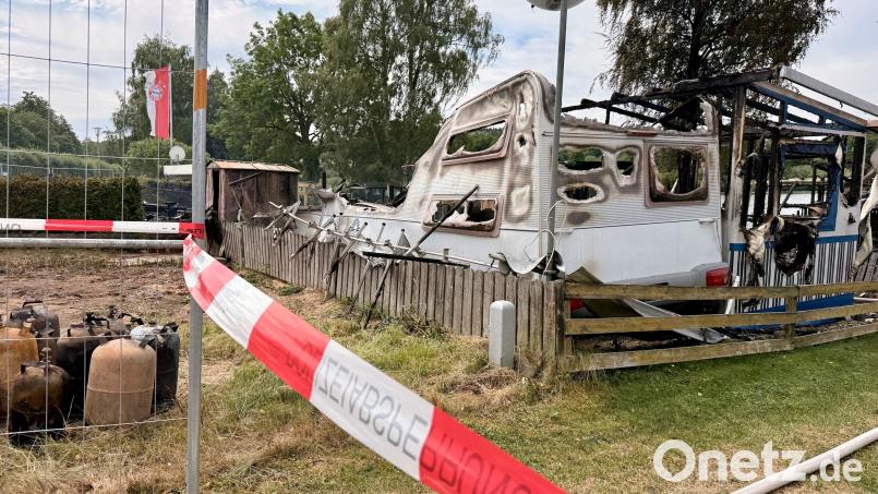Bei einem Brand auf einem Campingplatz in Großkotzenreuth (Eschenbach) sind mehrere Wohnwagen komplett zerstört worden. Ein Mensch kam ums Leben. Bild: Gabi Schönberger
