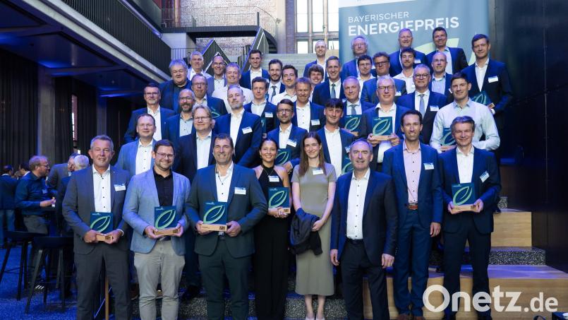 Die Preisträger des Bayerischen Energiepreises mit Bayerns Wirtschaftsminister Hubert Aiwanger. Bild: StMWi