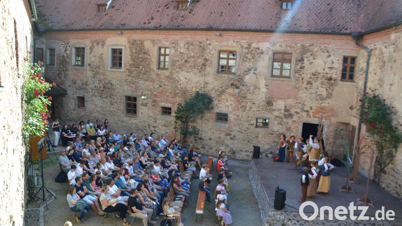 Die jungen Theaterspieler begeisterten die Zuschauer und erhielten viel Beifall. Bild: Peter Garreiss
