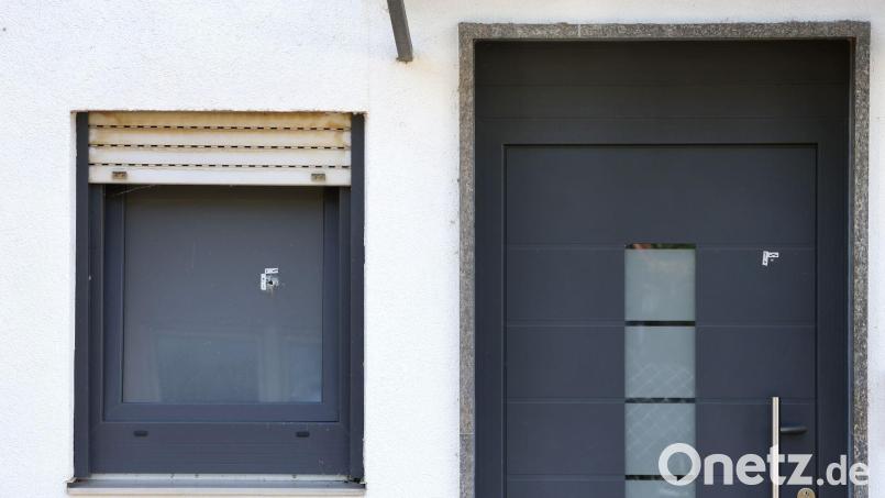 Das Haus weist mehrere Einschusslöcher auf. Bild: Karl-Josef Hildenbrand/dpa
