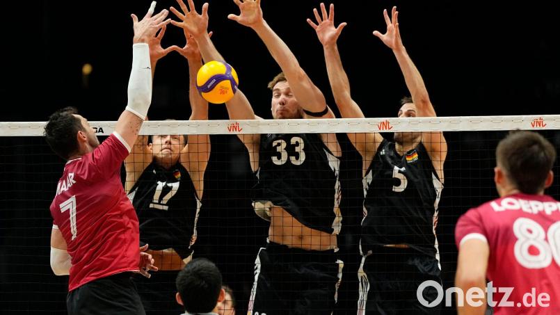 Die deutschen Volleyballer um Jan Zimmermann (l) mussten eine knappe Niederlage gegen den Iran einstecken. (Archivbild) Bild: Justin Tang/The Canadian Press/AP/dpa
