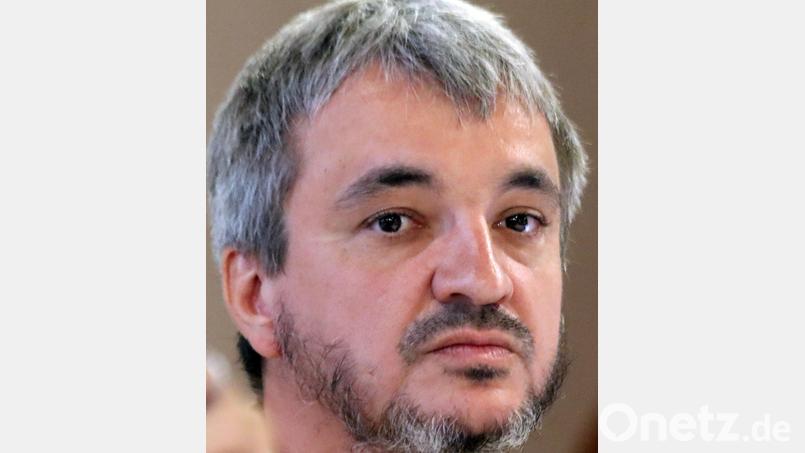 Ingenier Martin Dunst informierte die Gemeinderäte über den problematischen Unterbau der Straße von Lehendorf und Neutras. Bild: Heidi Franitza
