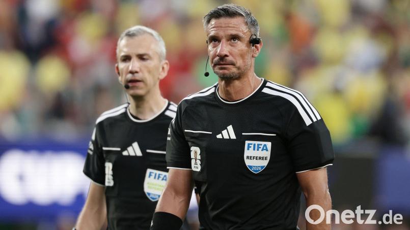Slavko Vincic (r.) darf das WM-Finale leiten. (Archivbild) Bild: Adam Hunger/ AP/dpa