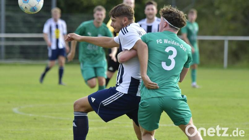 Joshua Schertl (rechts) und Co. haben vergangene Saison in der Kreisliga Süd eine scharfe Klinge geschlagen. Dass sie guten Fußball spielen können wollen die jungen Kicker des FC Weiden-Ost auch im Pokal-Schlager gegen den Regionalligisten SpVgg Ansbach zeigen. Archivbild: Hubert Ziegler