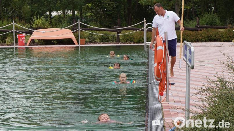 Freie Plätze sind rar, der Bedarf aber ist riesig: Im Landkreis Amberg-Sulzbach gibt es kaum freie Plätze bei Schwimmkursen. Doch die sind wichtig, denn wirklich sicher schwimmen können Kinder erst ab dem Schwimmabzeichen in Bronze, sagt ein Experte. Symbolbild: Bernhard Kreuzer
