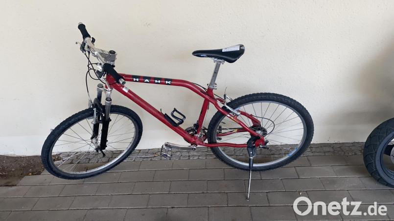 Die Polizei Schwandorf stellte dieses rote Fahrrad der Marke Hawk bei einem polizeibekanntem Mann sicher. Nun wird der Eigentümer des Fahrrads gesucht. Bild: Polizei Schwandorf/Dirnberger