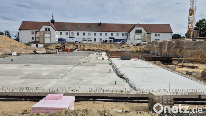 Der Bau des neuen Schulhauses in Windischeschenbach schreitet voran. Aktuell wird die Bodenplatte gegossen. Bild: Lowak