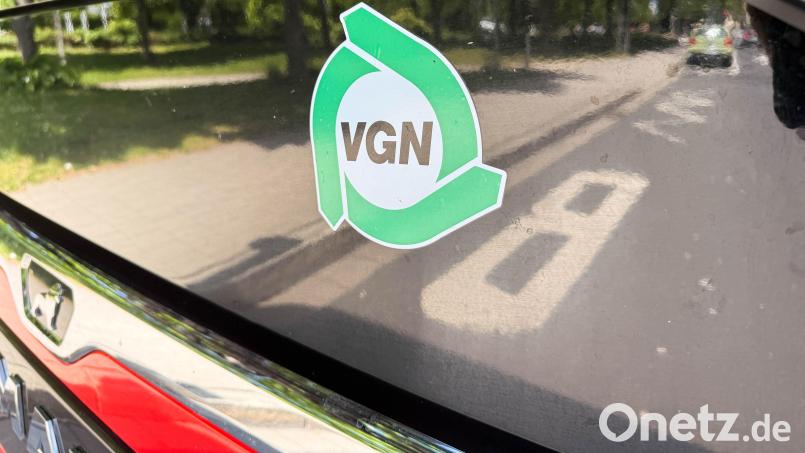 Wer mit dem Bus in Weiden, Amberg, den umliegenden Landkreisen Neustadt, Tirschenreuth oder Amberg-Sulzbach sowie dem VGN-Raum unterwegs ist, zahlt seine Fahrkarten immer häufiger auf digitalem Weg. Ab 2027 will der Verbund sein Ticketangebot verschlanken. Bild: Gabi Schönberger