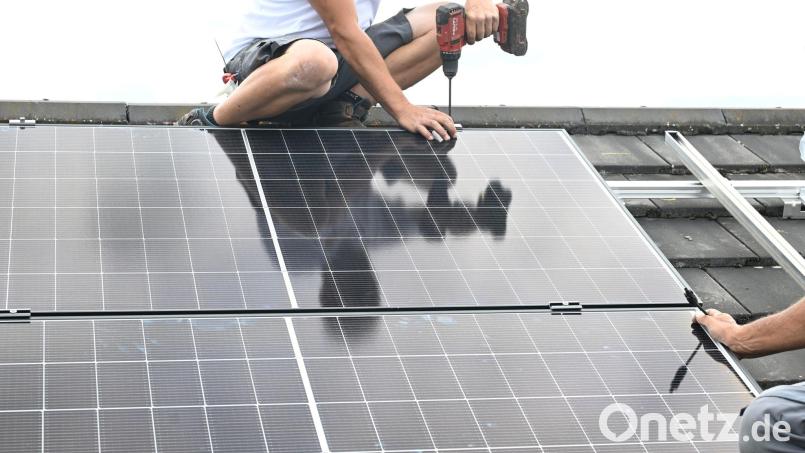 Das Erneuerbare-Energien-Gesetz regelt die Förderung von Ökostrom zum Beispiel aus Photovoltaikanlagen. (Archivbild) Bild: Bernd Weißbrod/dpa