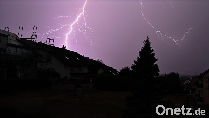 Das Tief, das die Unwettergefahr brachte, zieht am Samstag weiter. Bild: Silas Stein/dpa