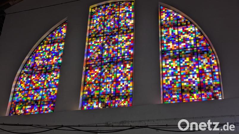 Ein bisschen Kölner Dom sei nun auch in der Glashütte Waldsassen vertreten, sagte Dr. Kathrin Wittstadt von der Dombauhütte in Köln: Der Originalausschnitt des Südhausquerfensters des Kölner Doms nach einem Entwurf von Gerhard Richter in den Giebelfenstern der Ofenhalle ist am Freitag enthüllt worden. Bild: Paul Zrenner