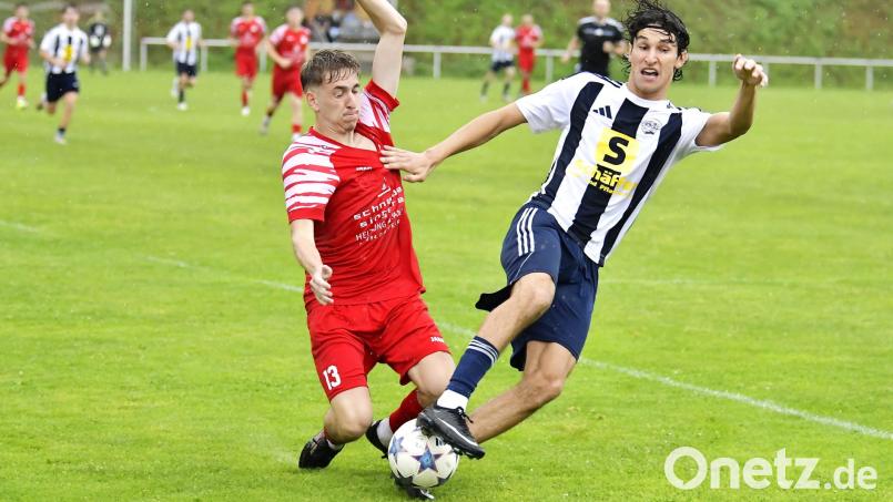 Der Neuling machts: Jakob Sabisch (rechts) und der SV Raigering konnten gegen den SV Inter Bergsteig direkt den ersten Sieg einfahren. Bild: Hubert Ziegler