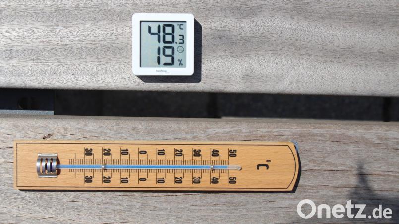 Zwei Thermometer liegen auf einer Bank auf dem Kümmersbrucker Dorfplatz in der Sonne. An einem Juni-Samstag wurden dort 48 Grad gemessen. Bild: Klaus Rothfischer