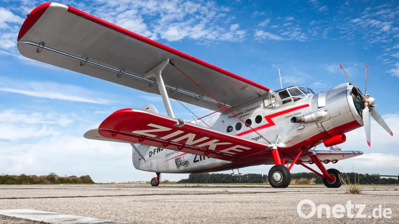 Der "Stargast" des Jubiläumsfestes: die legendäre Antonov An-2. Mit diesem "Koloss der Lüfte" werden auch Rundflüge angeboten. Bild: oldtimerflug.de