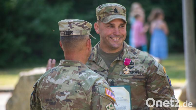 Der bisherige Command Sergeant Major Paul Fedorisin (rechts) wird von Kommandeur Terry Tillis als "Legende" verabschiedet. Bild: Sgt. Kammen Taylor/US Army