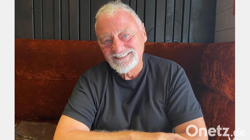 Helmut Kollhoff, der Gründer der Amberger Zukunftsakademie, bekommt das Bundesverdienstkreuz am Bande verliehen. Bild: Andreas Ascherl