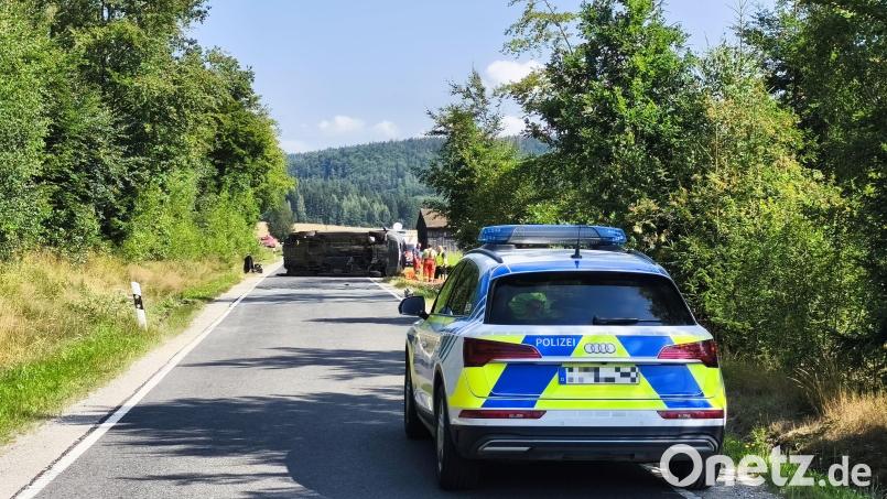 Bei einem Verkehrsunfall auf der Kreisstraße NEW 25 nahe Friedersreuth bei Pressath werden am Donnerstag mehrere Menschen verletzt. Bild: Jürgen Masching