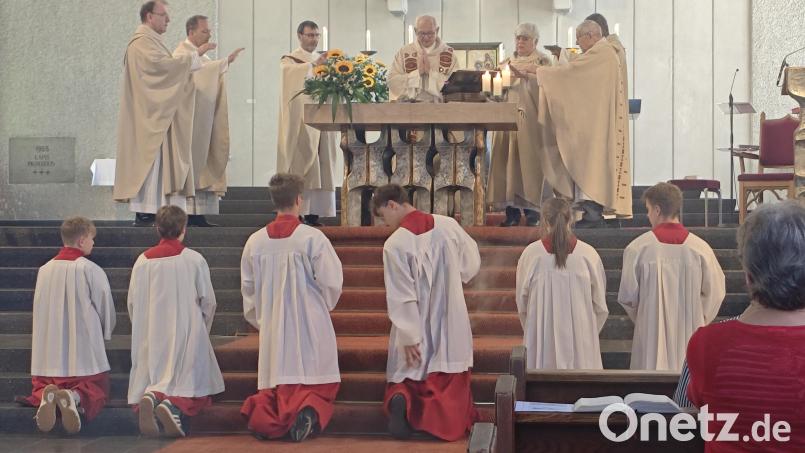 Prälat Johannes Neumüller (Mitte, am Altar) feiert sein 50-jähriges Priesterjubiläum. Bild: Maria Bitterer