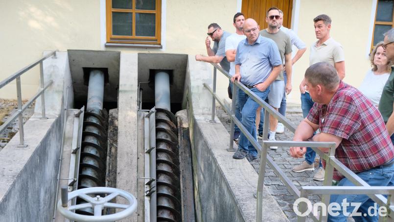 Der Haushaltsberatung in Schlammersdorf ging ein Ortstermin der Verbandsräte in der Kläranlage beider Gemeinden voraus. Einzelheiten der Abwasserreinigung erläuterte Gerhard Maier, technischer Leiter der Stadtwerke Grafenwöhr. Bild: Robert Dotzauer